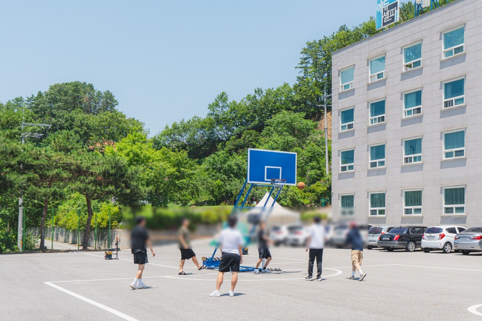 에듀셀파 남학생캠퍼스 농구장></noscript><br />
<br />
<h2>마지막으로 전하고 싶은 말</h2> <br />
<br />
저는 아직도 자고 일어나면 에듀셀파의 아침에서 매일 듣던 알람이 날 깨우며 점호를 시작할 것 같고, 이감 모의고사를 풀고 있을 것만 같습니다. 공부하면서 이 지옥 같은 날은 끝이 있을까 생각했었고요. 여러분도 살면서 ‘이거 언제 끝나나’ 싶은 일이 있어도 다 끝났다는 걸 경험했고, 머리로도 알고 있습니다.<br />
<br />
여러분의 n수 생활도 당연히 끝이 있을 겁니다. 그런데 그 끝에 서서 n수 생활을 뒤돌아보면서 후회하고 싶으신가요? 당연히 아니겠죠. 1년입니다. 딱 1년만 고생하면 다 끝날 겁니다. 그렇다면 다시, 마음 다잡고 열심히 공부하시길 바랍니다. 저는 여러분들도 꼭 제가 느꼈던 합격의 기쁨을 느끼셨으면 좋겠습니다.<br />
<br />
오늘도 달려가는, 학습실에 앉아 인트라넷에 올라온 이 글을 읽고 있는 당신, 얼굴은 서로 모르지만 당신이 내년엔 꼭 웃고 있었으면 좋겠습니다. 이만 글 줄이겠습니다. 읽어주셔서 감사합니다.				</div>
			</div>
			
					</div>
		
				
		<div class=